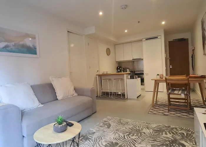 Cosy Beach Apartment With Free Secure Car Park